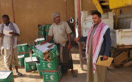 توزيع سلل غذائية لكافة لمنتسبي وحدة النظافة والتحسين بمديرية القطن