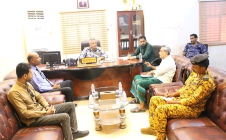 المدير العام للأمن والشرطة يناقش مع مدير عام مديرية المكلا قضايا السلم المجتمعي وتعزيز الاستقرار بالمدينة