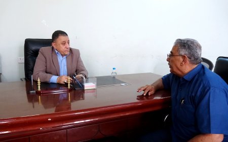 الامين العام للمجلس المحلي بأبين  يناقش مع مدير عام الماليه صرف مرتبات شهري  نوفمبر وديسمبر 2025