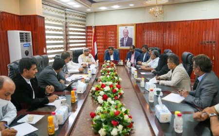 المهرة.. لقاء مشترك بين السلطة المحلية والهيئة العُمانية يناقش آلية صرف المكرمة العُمانية للمعلمين