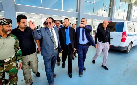 المحافظ عبد الرحمن شيخ يطلع على سير العمل بمطار عدن الدولي