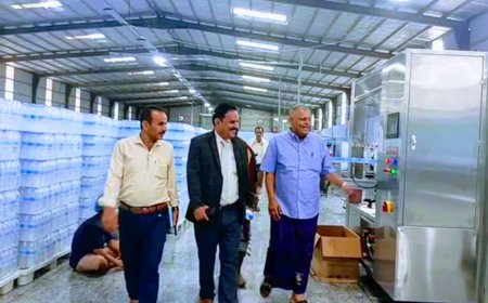 ​الجعفري يتفقد "شركة عدن الوطنية" و"مصنع الهزاع" ويؤكد.. جودة منتجنا المحلي هي الرهان الرابح في السوق
