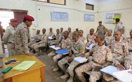 نائب رئيس هيئة الأركان العامة يتفقد الكلية الحربية العسكرية بعدن