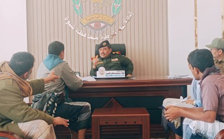 مدير عام شرطة شبوة يناقش مع مدير البحث الجنائي سير العمل وإجراءات تعزيز الأمن في المحافظة