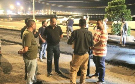 العقربي يدشن أعمال إسفلت خط كورنيش الفنان المرشدي في مديرية المنصورة بعدن