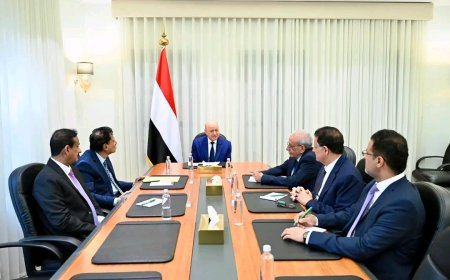 رئيس مجلس القيادة يجتمع بمحافظي المهرة وشبوة ويعلن تدشين مرحلة واعدة بالمشاريع الانمائية في المحافظتين