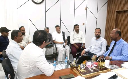 مدير عام المكلا يبحث مع "صندوق النظافة" و"مكتب السياحة" سبل تعزيز العمل المشترك وتنمية الموارد