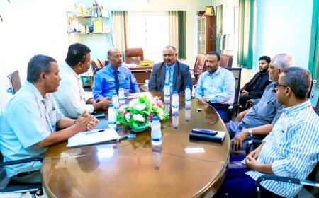 مدير عام المكلا يبحث مع مدير صحة ساحل حضرموت سبل تعزيز التعاون المشترك وتطوير آليات التحصيل الإيرادي