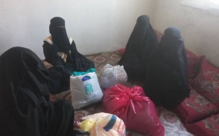 مؤسسة العلا التنموية الاجتماعية في أبين تقدم عدد من الأقمشة لجمعية الخبر الزراعية بخنفر