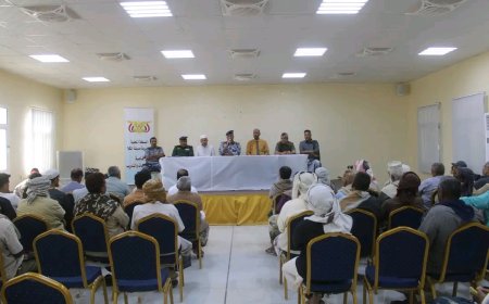 المدير العام للأمن والشرطة بساحل حضرموت يلتقي عقال الحارات لتعزيز جهود المشاركة في أمن واستقرار المدينة