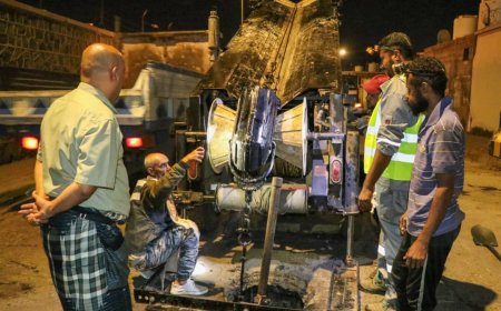 مؤسسة مياه عدن تنفذ أعمال تصفية لخط ضخ مياه الصرف الصحي الرئيسي بالمعلا باستخدام تقنية حديثة