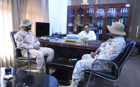 مدير مطار الغيضة الدولي يبحث تعزيز المنظومة الأمنية مع قيادة درع الوطن بالمهرة