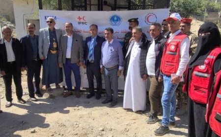 تعز.تدشين مشروع تأهيل شبكة مياه جولة «افتهان» بحي النهضة والطاقة الشمسية لبئر الجشاش