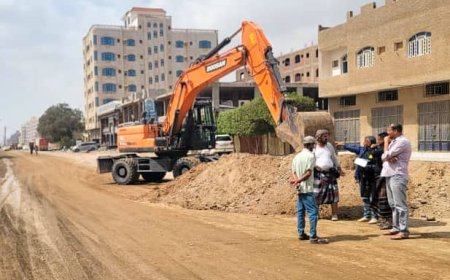 مدير عام مؤسسة مياه عدن يتفقد سير أعمال تركيب خطوط صرف صحي جديدة في المنصورة