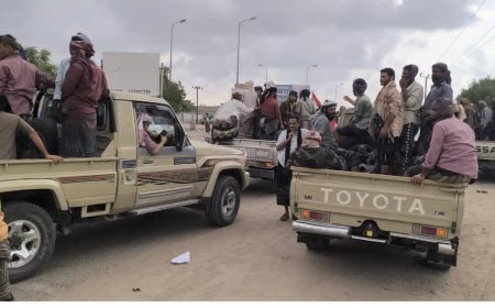احتشاد سلمي لأبناء الصبيحة في عدن دعمٱ  لكشف ملابسات تفجير القائد حمدي شكري