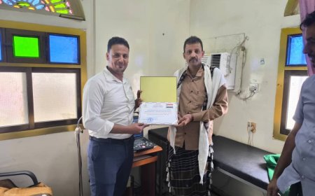 النقيب عبدالولي القماري يكرم طبيبًا تقديرًا لجهوده الإنسانية والطبية بلحج