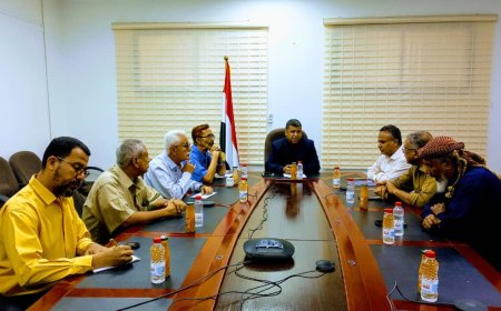 رئيس هيئة مصائد خليج عدن ووكيل وزارة الصناعة والتجارة يبحثان آليات ضبط سوق المنتجات السمكية وتعزيز الاستقرار السعري