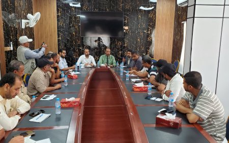 السلطة المحلية بمديرية المكلا تعقد اجتماعًا موسعًا لتوحيد الجهود وتعزيز أعمال النظافة والتنظيم الحضري