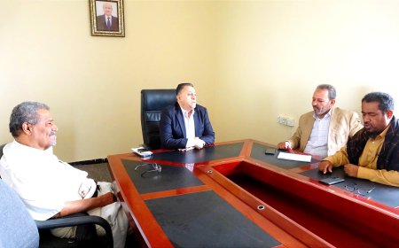 الامين العام للمجلس المحلي بأبين مهدي محمد الحامد يلتقي مديرعام مكتب الصحة والسكان لمناقشة استثناء عمل العربات الطبية المتنقلة بعدد من مديريات المحافظة
