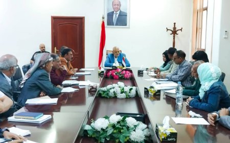 محافظ تعز يناقش الاجراءات المتعلقة بتعزيز أداء صندوق النظافة والتحسين بالمحافظة