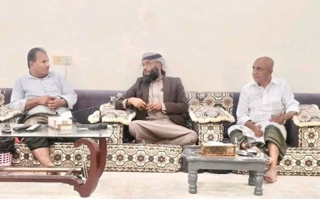 الوكيل العامري يناقش مع قائد قوات درع الوطن  الفرقة الثانية اللواء فهد بامؤمن الترتيبات الأمنية في الوادي والصحراء