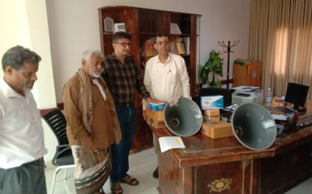 مدير عام مكتب الصحة بلحج يدشن توزيع أجهزة مكبرات الصوت لمكاتب الصحة بالمديريات