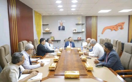 محافظ عدن يناقش آليات تنظيم قطاعي النقل والمرور ويطّلع على سير العمل بمصافي عدن