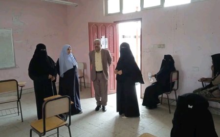 مدير عام التعليم الفني بعدن يتفقد سير الاختبارات النظرية في المعهد الفني التجاري خورمكسر