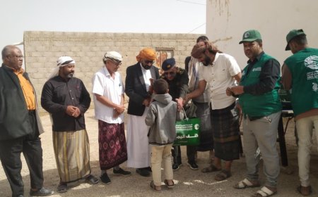 مدير عام شبام يدشّن مشروع التمور وكسوة كنف اليمن للأسر المحتاجة والنازحين بدعم من مركز الملك سلمان للإغاثة