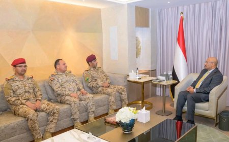 طارق صالح ورئيس هيئة الأركان يستعرضان جاهزية القوات المسلحة