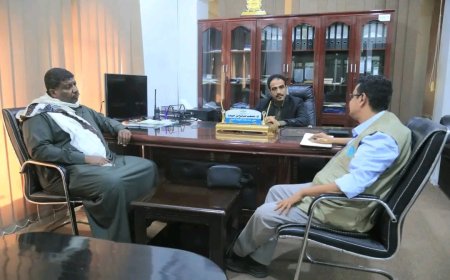 مدير عام مطار الغيضة يناقش مع منسق منظمة الفاو مشروع محطة الإنذار المبكر بمديرية حوف