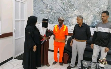 المهندس راشد يكرم عامل نظافة تقديراً لتفوق ابنته الدراسي 