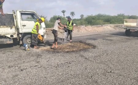 لأجل سلامة المسافرين.. استمرار أعمال ترميم الحفر الخطِرة بالطريق الرئيسي لمحافظة لحج