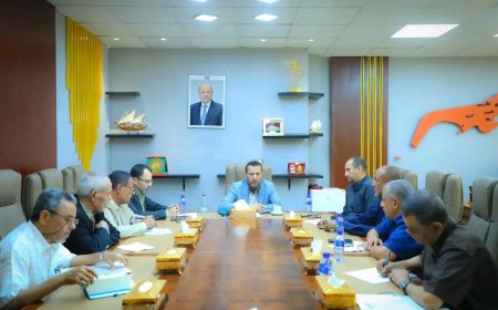 محافظ عدن يشدد على أهمية تحسين الخدمات والتعامل المسؤول مع إشكالية المياه والصرف الصحي