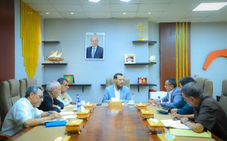 محافظ عدن يشدد على تكثيف الرقابة الميدانية وضبط الأسواق ومنع الاحتكار