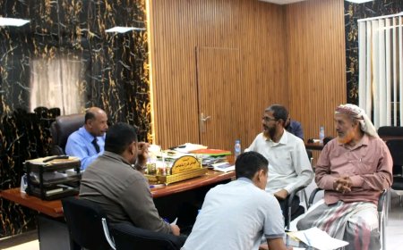 مدير عام المكلا يترأس اجتماعاً موسعاً لإقرار تدابير عاجلة لتأمين الغاز المنزلي واستقرار التموين