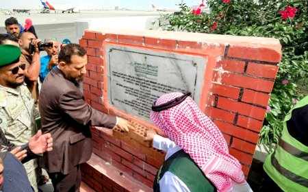محافظ عدن ومدير البرنامج السعودي يضعان حجر الأساس للمرحلة الثالثة من مشروع تأهيل مطار عدن الدولي