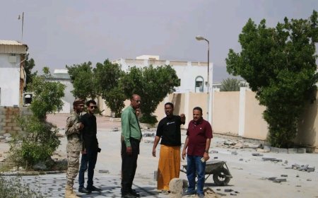 مدير عام المكلا يتفقد نسب الإنجاز في مشروع رصف ساحات كلية التمريض