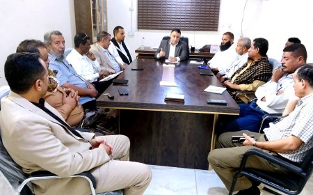 اجتماع في أبين برئاسة الأمين العام للمجلس المحلي يناقش أوضاع الاستثمار العقاري.