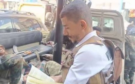 تعز...بندقية بيده وكتاب بالأخـرى..  صورة جندي يذاكـر دروسه أثناء الواجب تجتاح منصات التواصل الاجتماعي.