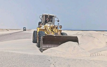 صندوق صيانة الطرق يواصل تمويل أعمال إزالة الرمال من طريق عرقه – عين مامعبد في شبوة