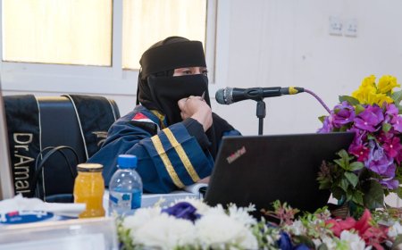 خريجو قسم اللغة الإنجليزية يهنئون الدكتورة أمل محمد فرحان بنيل الدكتوراه