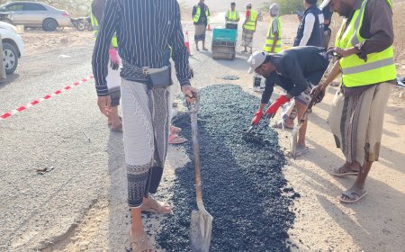نادي شباب المتطوعين بمديرية رخية يواصل مبادرة ردم الحفريات في الخط العام بدعم من فاعلي الخير