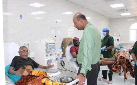 مدير عام مديرية مدينة المكلا يتفقد سير العمل بمركز غسيل الكلى بمنطقة "فوه"