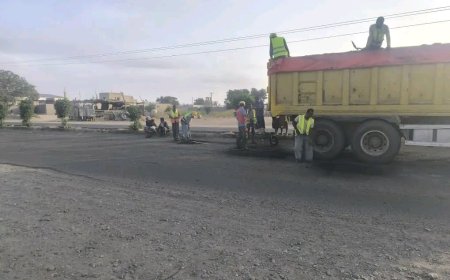 إسفلت يعيد الأمان للطريق.. معالجة الحفر الخطرة في الطريق الرئيسي بمحافظة لحج