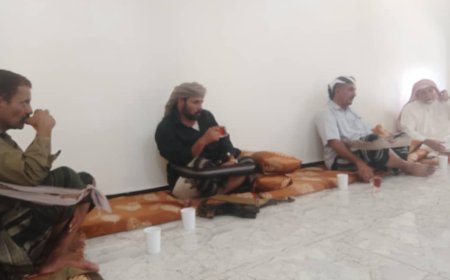 الوكيل القميشي والشيخ يسلم بجنف يقدمان واجب العزاء للشيخ باحنحن في وفاة خاله