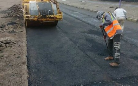 سفلتة تعيد الأمان للطريق البحري بعدن وتحدّ من مخاطر الحوادث