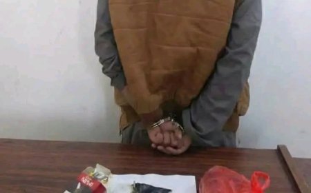 قوات دفاع شبوة تضبط شخص بحوزته كمية متنوعة من المواد المخدرة والمسكرة بأطراف مدينة عتق