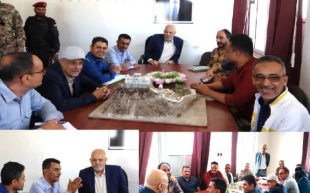 محافظ تعز يطلع على سير الإداء بمديرية القاهرة، ويؤكد أهمية التنسيق وتحسين جودة الخدمات