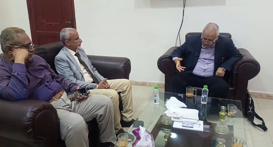 مدير عام صحة عدن يناقش مع وكيل وزارة الصحة لقطاع السكان أوضاع الصحة في عدن